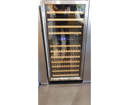 מקרר יינות בנוי 111 בקבוקים גובה 136 ס"מ, מסגרת נירוסטה,מסדרת השף מבית NORMANDE דגם JC280DD